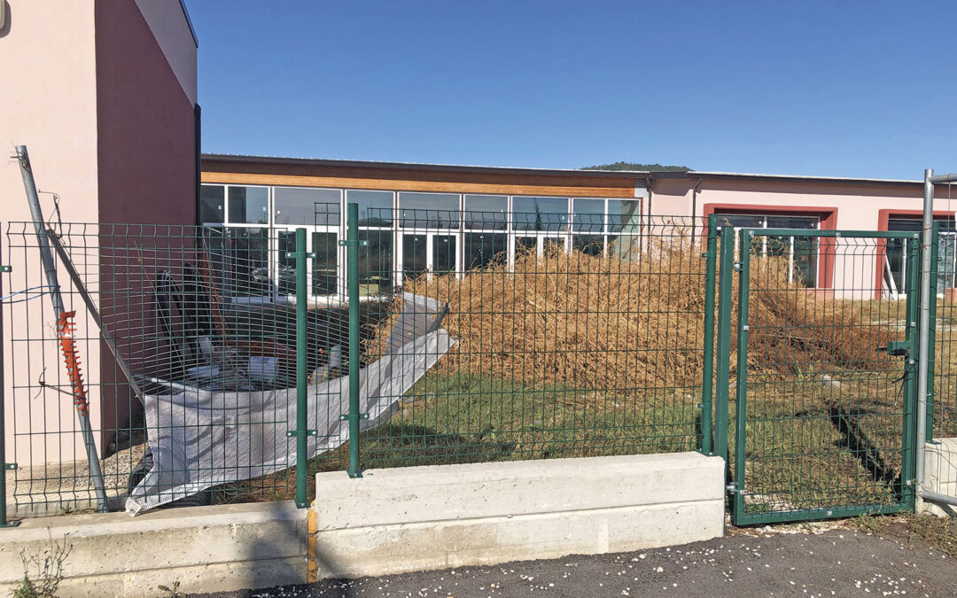 Lavagno: Scuole Primarie di San Pietro, operai al lavoro con uso di sostanze maleodoranti mentre i ragazzi fanno lezione!